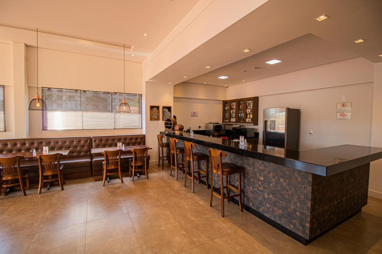 Prado Hotel أمبارو المظهر الخارجي الصورة